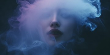 烟雾中的笑容出自哪首歌？