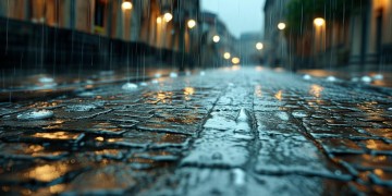 外面下着雨出自哪首歌？