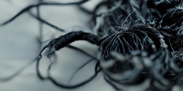 黑是白的锁究竟出自哪首歌？